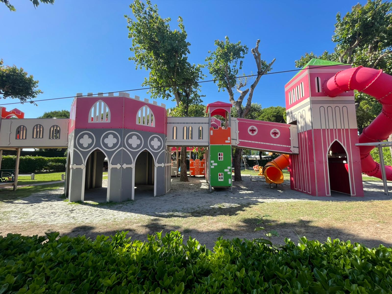 Spielplatz mit Kletterelementen